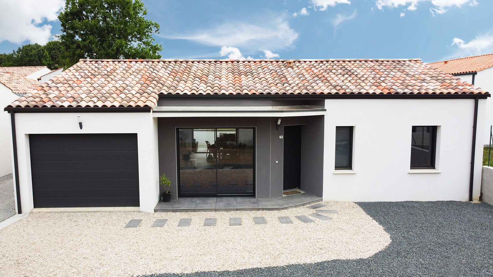Maison toit tuile et enduit contrasté